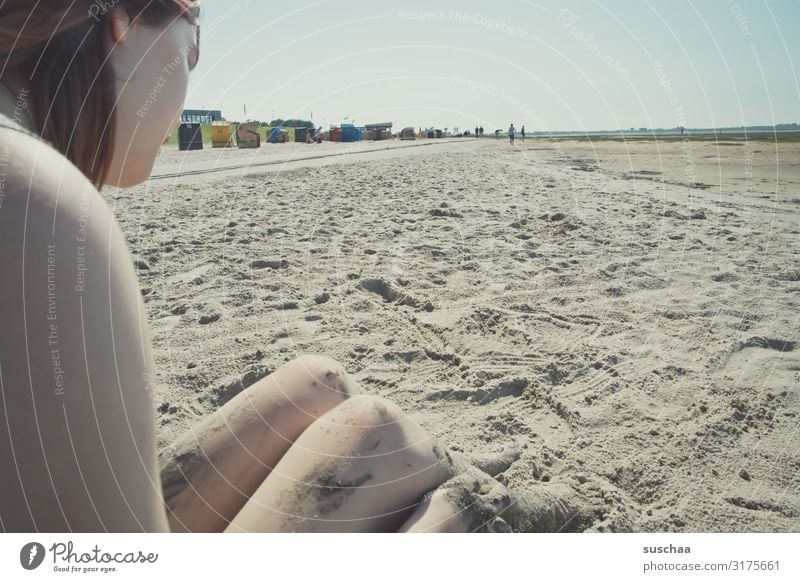 jugendliche sitzt an einem strand im sand am wattenmeer Tourismus Erholung Außenaufnahme Ferne Küste Wattenmeer Ferien & Urlaub & Reisen Horizont Wasser
