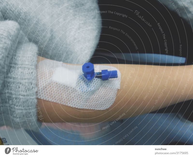 venenverweilkanüle am arm eines teenagers medizinische Behandlung Venenverweilkanüle Venenkanüle Zugang zur Vene Arzt Krankenhaus Notarzt Notaufnahme Krankheit