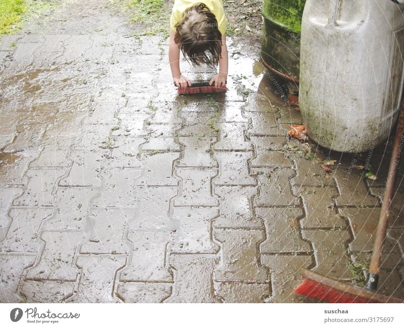 schrubben Kind Mädchen Sauberkeit Reinigen Schrubber Regen Regenwasser nass dreckig Besen Straße Bauernhof Hof Freude Regentonne Wetter Sommer Wasser