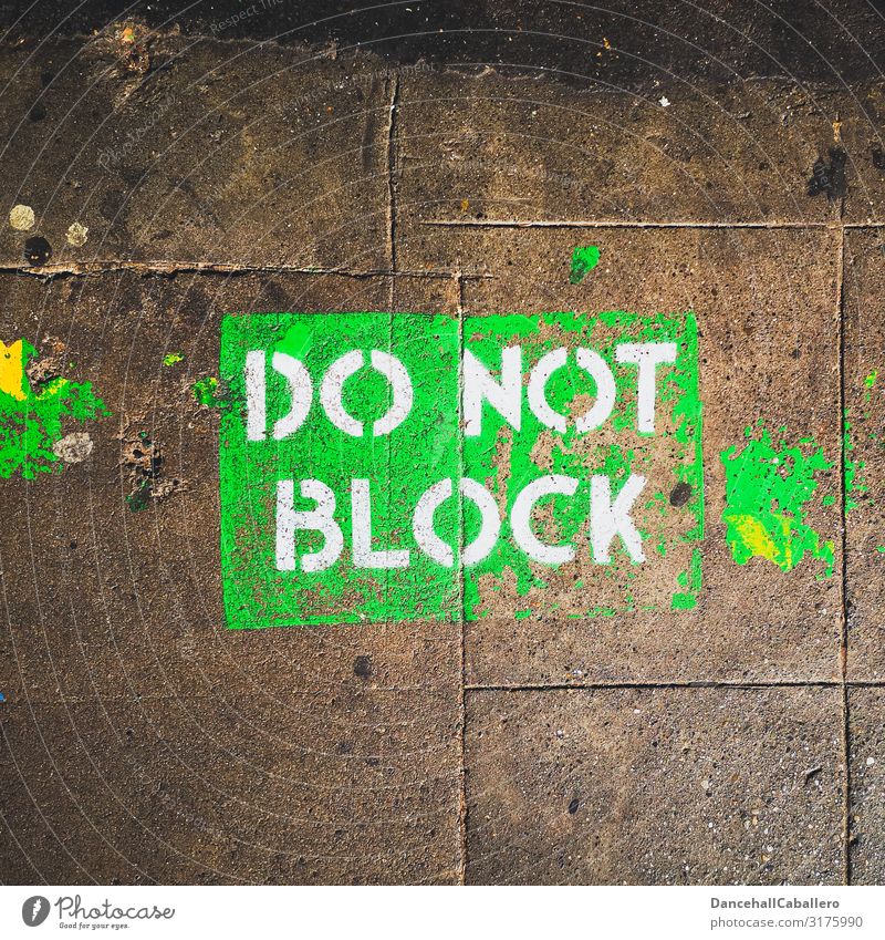 do not block... Verkehr Verkehrswege Fahrradfahren Fußgänger Straße Straßenkreuzung Schriftzeichen Hinweisschild Warnschild Graffiti Design Verbote blockieren