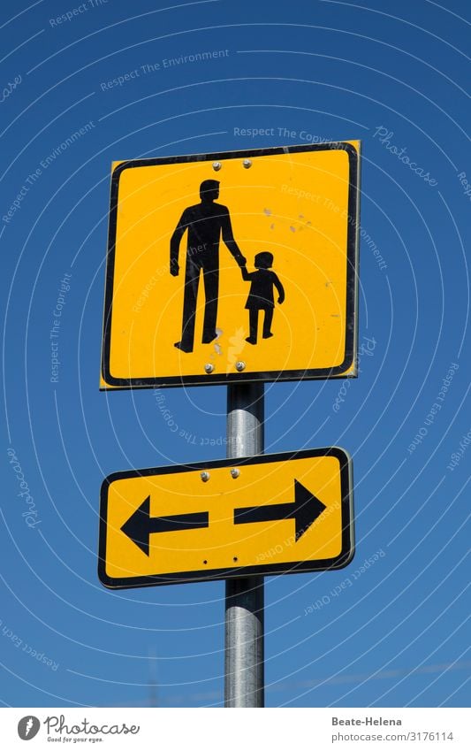 Menschenskinder 4 Kind Spaziergang Hand in Hand Mannschaftssport Straßenschild Schutz Hilfe Vertrauen Zusammensein Geborgenheit Sicherheit