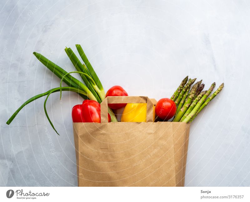 Frisches buntes Gemüse in einer Papiertüte Lebensmittel Spargel Tomate Lauchgemüse Paprika Ernährung Bioprodukte Vegetarische Ernährung Diät Fasten Lifestyle