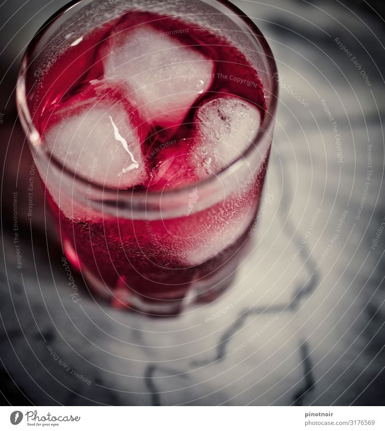 drink pink Getränk Erfrischungsgetränk Spirituosen Longdrink Cocktail Glas Nachtleben Bar Cocktailbar ausgehen trinken Feste & Feiern genießen kalt rosa rot Gin