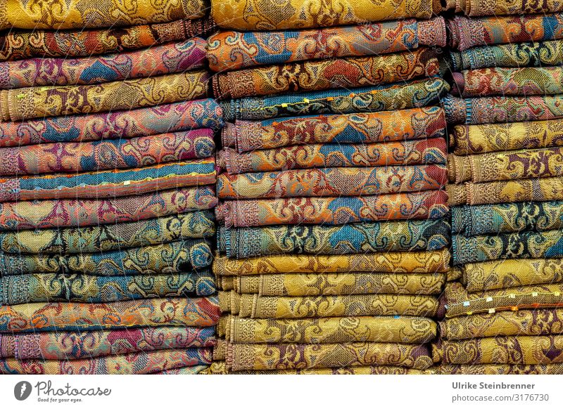 Bunte Stofflagen in einem türkischen Markt in Istanbul Ferien & Urlaub & Reisen Tourismus Sightseeing Städtereise Bekleidung Accessoire Schal Tuch Umhängetuch