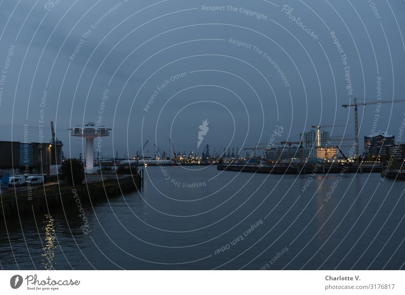 Letzter Abend | UT HH19 Hamburg Deutschland Europa Hafenstadt Architektur Wohnleuchtturm Sehenswürdigkeit Schifffahrt Wasser glänzend leuchten ästhetisch