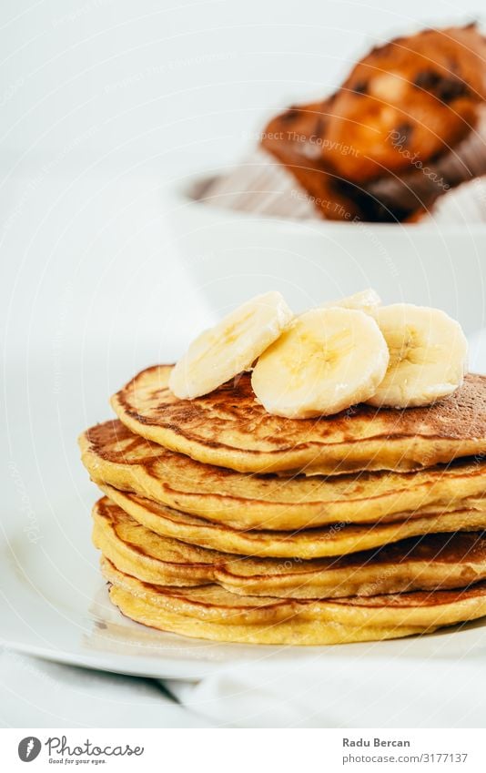 Bananen- und Kokosnuss-Pfannkuchen frisch Morgen Stapel Backwaren Essen zubereiten Pancake Rocks Tradition Nahaufnahme backen Bäckerei glutenfrei kulinarisch