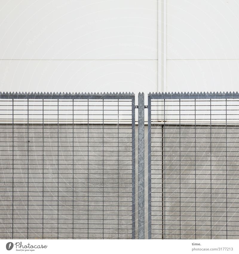 Geschichten vom Zaun (II) Messehalle Gebäude Architektur Mauer Wand Zacken Gitter Stein Beton Metall Stahl Linie grau Sicherheit Schutz standhaft Design komplex