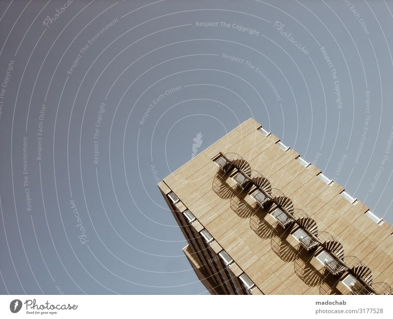 Hochhaus Freisteller neutraler Hintergrund Immobilie Haus Bauwerk Gebäude Architektur Mauer Wand Treppe Fassade Stadt Feuerleiter Notausgang Wendeltreppe