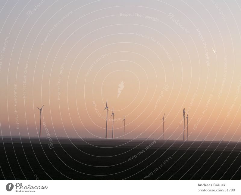 Windpark im Abendlicht Sonnenuntergang Dämmerung Elektrizität alternativ regenerativ ökologisch Subvention Ausgabe Umwelt Gegenlicht Elektrisches Gerät