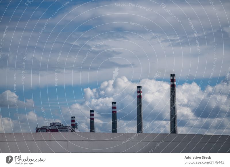 Industrielle Schornsteine und schöner bewölkter Himmel Stapel industriell Rauch Wolken Auspuff malerisch Spanien Asturien Fabrik Perspektive ökologisch Umwelt