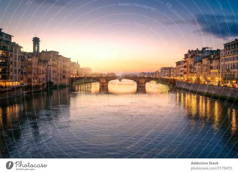 Alte Brücke über den Kanal bei Sonnenuntergang Florenz Italien Gebäude alt Ferien & Urlaub & Reisen Wasser Architektur Großstadt Tourismus Landschaft Attraktion