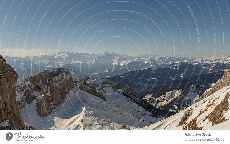 Verschneiter Ski auf den Bergen bei Sonneneinstrahlung Berge u. Gebirge Panorama (Bildformat) Schnee Schweiz Skigebiet Natur Landschaft Reichweite weiß hell Tal