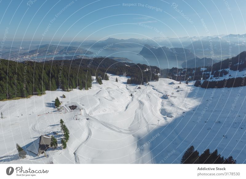 Verschneites Skigebiet auf den Bergen bei Sonneneinstrahlung Berge u. Gebirge Panorama (Bildformat) Resort Schnee Schweiz Natur Landschaft Reichweite