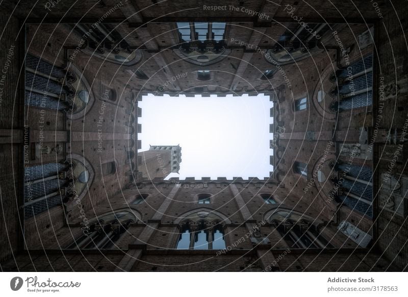 Perspektivischer Blick vom Innenhof auf den Steinturm Hof Gemäuer Architektur alt Gebäude Toskana Italien mittelalterlich antik historisch Perspektive