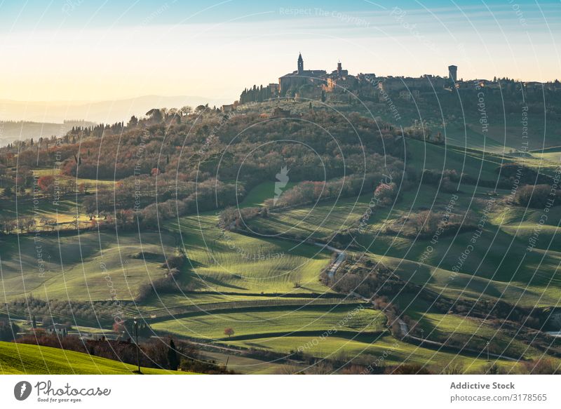 Majestätisches grünes Tal mit Stadt auf dem Gipfel Mittelgebirge Toskana Italien ländlich Landschaft Natur schön Tourismus Panorama (Bildformat) Sommer