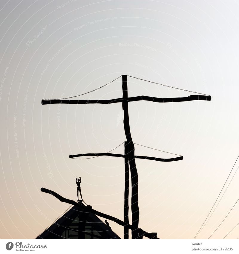 Brigg Kunst Kunstwerk Skulptur Wolkenloser Himmel Schönes Wetter Pyramide Spitze Figur hoch Holz Metall außergewöhnlich oben unklar Kabel Farbfoto Außenaufnahme