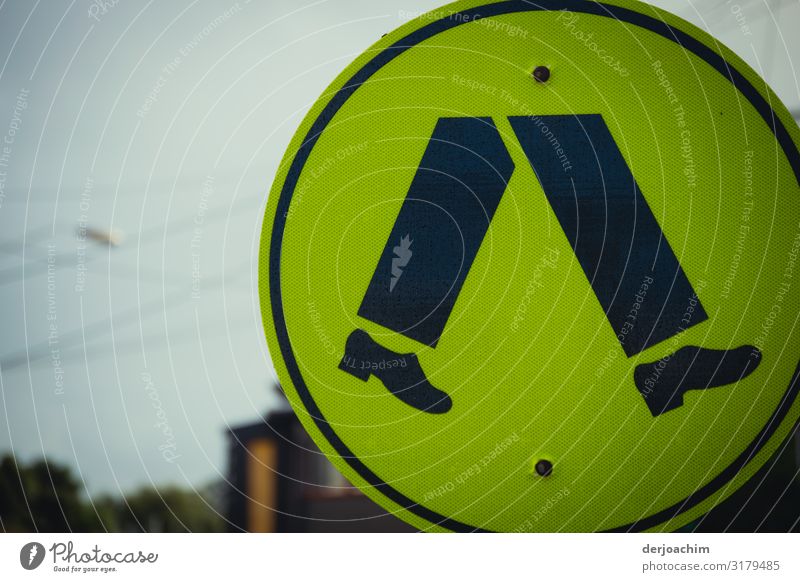 Zwei Füße mit Schuhen sind auf dem Hinweisschild zu sehen. Das Schild ist in gelber Farbe. Design Leben Ausflug Sommer Umwelt Schönes Wetter Stadt