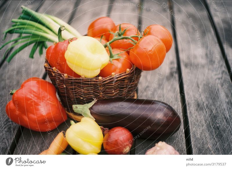 Gemüseeinkauf auf Holz Einkauf Bauernmarkt Aubergine Tomate Paprika Zwiebel Sommergemüse Lebensmittel Gesundheit Farbfoto Vegetarische Ernährung Analogfoto