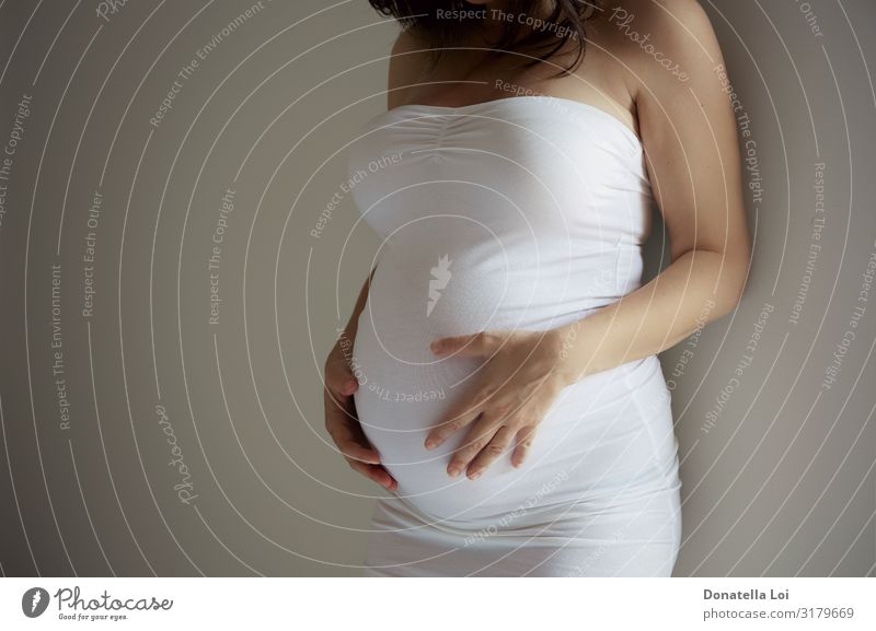 Schwangere junge Frau mit Details zum Bauch in weißem Kleid Mensch feminin Junge Frau Jugendliche Erwachsene Hand 1 30-45 Jahre Bekleidung schwanger Liebe schön