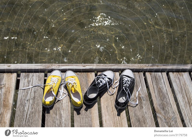 Zwei Paar Schuhe auf dem Steg Lifestyle ruhig Freizeit & Hobby Ferien & Urlaub & Reisen Ausflug Freiheit Sommer Sommerurlaub Meer Wellen Sport See Turnschuh