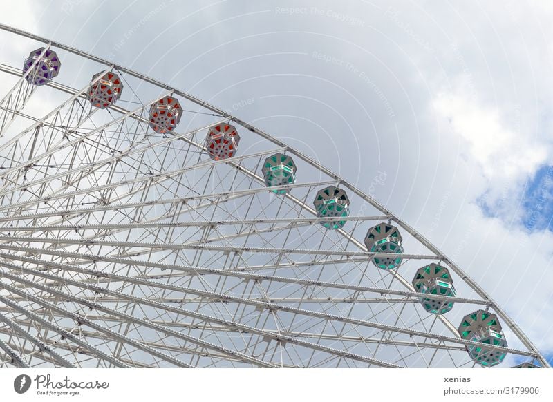 Ausschnitt eines still stehendem Riesenrads mit Wolken Tourismus Städtereise Sommer Feste & Feiern Jahrmarkt Himmel Bauwerk drehen fahren schaukeln hoch blau
