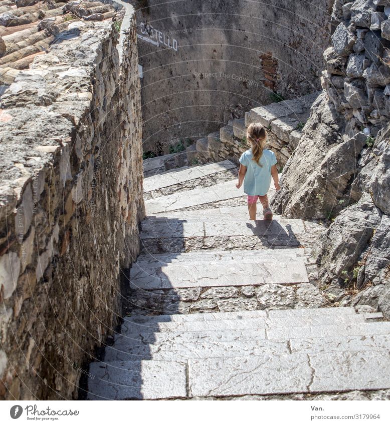 Treppab Kleinkind Mädchen 1 Mensch 1-3 Jahre Sizilien Italien Dorf Mauer Wand Treppe gehen wandern grau türkis Stein klein Farbfoto mehrfarbig Außenaufnahme Tag