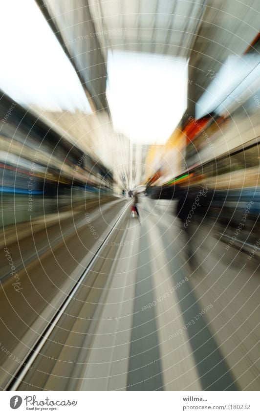 Schnelllebige Zeit mit Zoomeffekt Verkehrswege Öffentlicher Personennahverkehr Bahnfahren Schienenverkehr S-Bahn Straßenbahn Schienenfahrzeug Bahnsteig Gleise