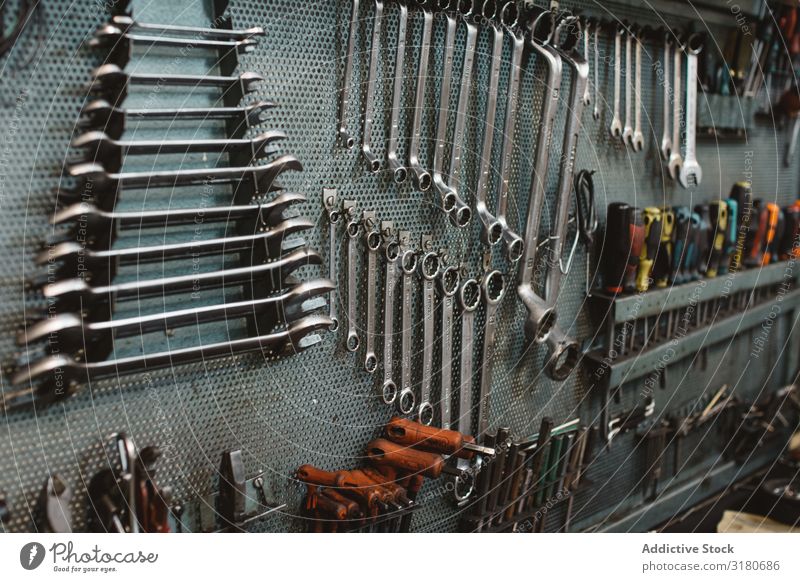 Werkzeuge an der Metallwand reparieren Reparatur Werkstatt Wand beigefügt Kulisse Sortiment professionell Industrie Gerät fixieren Automechaniker
