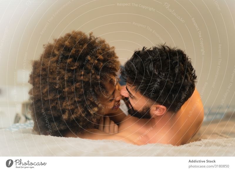 Glückliches Paar kuschelt im Bett Kuscheln Erotik ohne Hemd Jugendliche heimwärts lügen Freude Zusammensein Liebe Mann Frau Schlafzimmer Partnerschaft