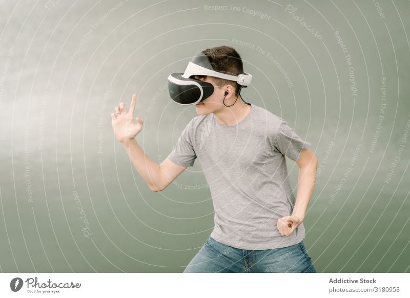 Junge Teenager mit Virtual-Reality-Brille im Freien virtuell Realität Brillenträger VR Jugendliche Natur Headset Technik & Technologie Spielen Zukunft 3d