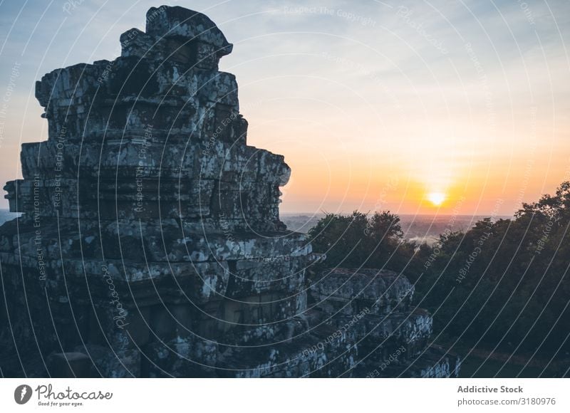 Alter Tempel gegen den untergehenden Himmel antik Sonnenuntergang Abend Aussicht verwittert ruiniert Architektur Angkor Wat Wahrzeichen Ferien & Urlaub & Reisen