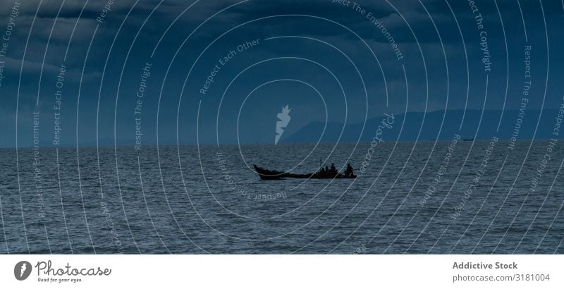 Segelboot im dunklen Meer Wasserfahrzeug Segeln Wolkendecke Landschaft Kambodscha Asien nautisch Natur Hafen Ferien & Urlaub & Reisen Horizont Außenaufnahme