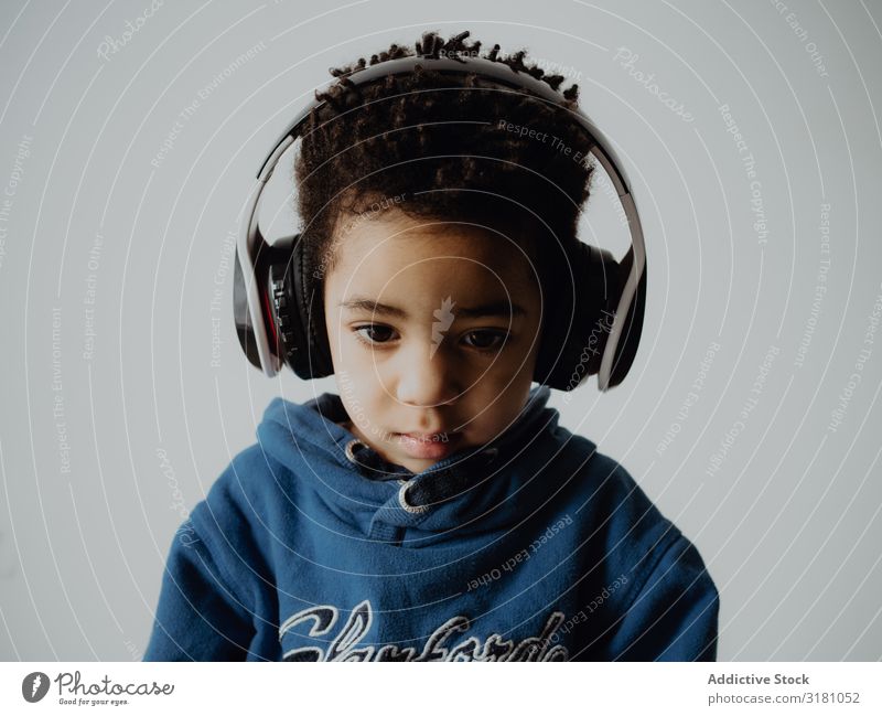 Schwarzes Kind hört Musik Junge hören Kopfhörer trendy lässig Afroamerikaner Lifestyle Freizeit & Hobby Sweatshirt Technik & Technologie Gerät Apparatur