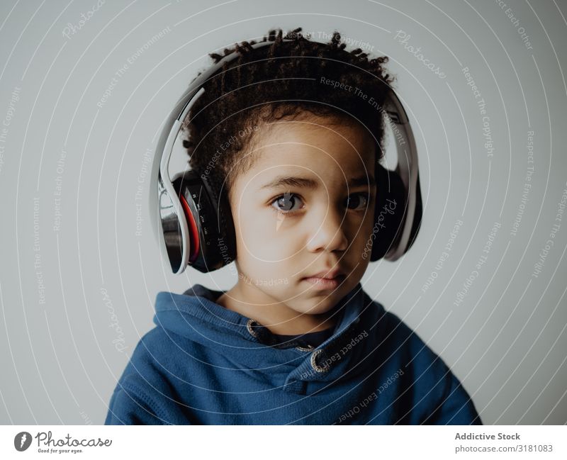 Schwarzes Kind hört Musik Junge hören Kopfhörer trendy lässig Afroamerikaner Lifestyle Freizeit & Hobby Sweatshirt Technik & Technologie Gerät Apparatur