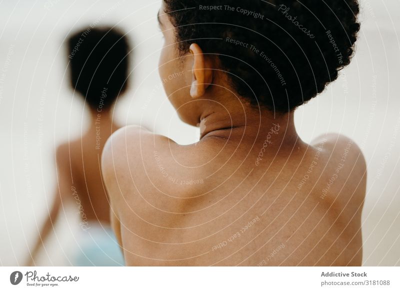 Nackter Rücken des anonymen schwarzen Jungen ohne Hemd Strand nackt Schulter Lifestyle Freizeit & Hobby Sommer Kind ruhen Erholung Haut Afroamerikaner urwüchsig