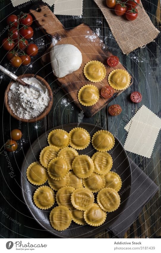 Hausgemachte Ravioli aus Parmesankäse, Tomaten und Basilikum. Speise weiß Saucen Küche grün Mittagessen Top Spätzle rustikal Lebensmittel Feinschmecker Ricotta