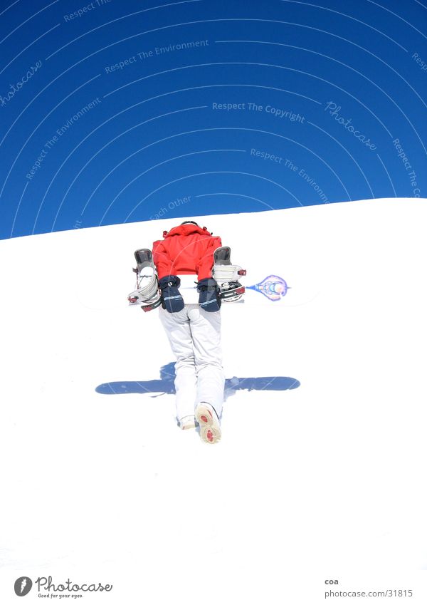 Aufstieg Winter Snowboard rot weiß aufsteigen Sport Schnee blau Schatten Wintersport tragen anstrengen 1 Snowboarder aufwärts Blauer Himmel leuchtende Farben