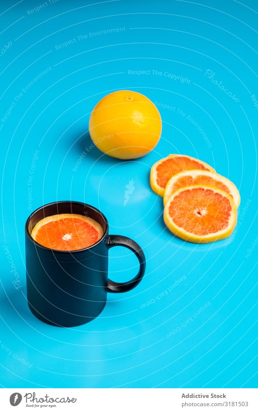 Tasse mit frischen Zitrusfrüchten Becher Frühstück Entwurf trinken Scheibe Morgen saftig geschnitten Grapefruit Orange Spielfigur roh reif Vegane Ernährung