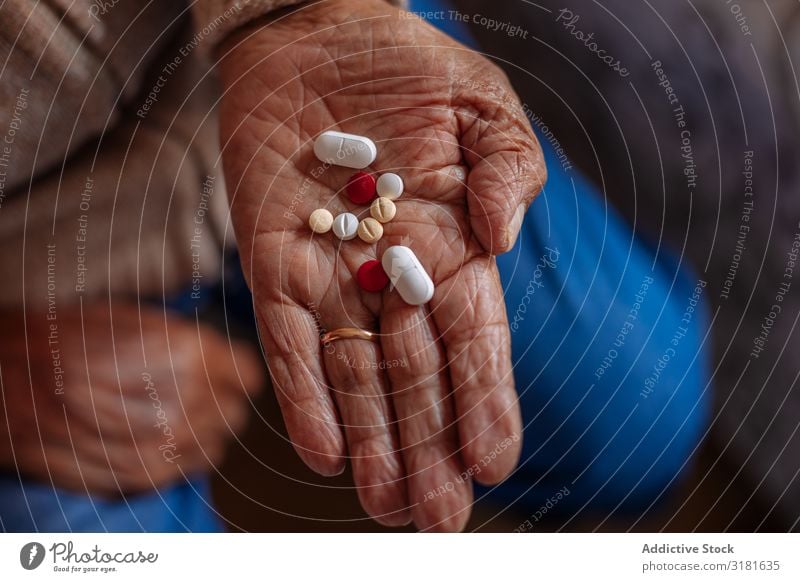 Detail der Pillen an der Hand eines alten Mannes Fürsorge Detailaufnahme Senior Tablette Mensch Jahreszahl Kaukasier Halt Rauschmittel Erwachsene Gesundheit