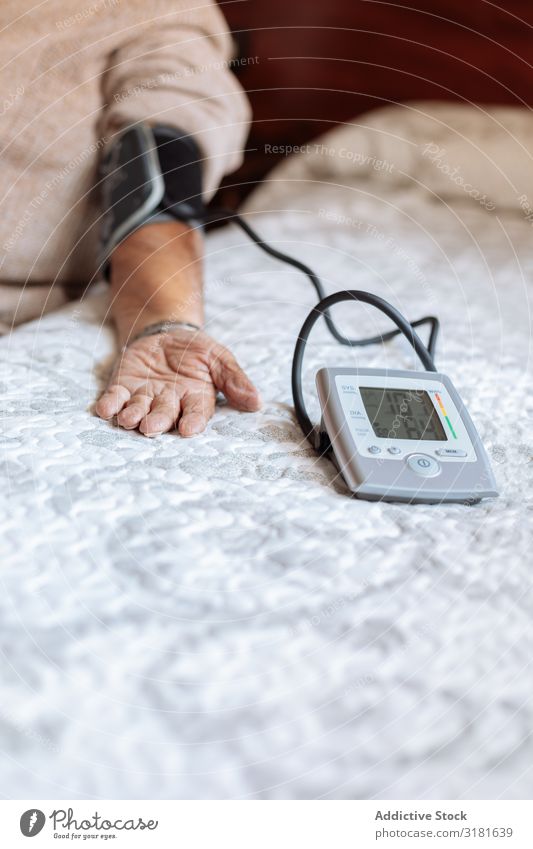 Älterer Mann überprüft seinen arteriellen Druck mit der Maschine. Werkzeug Blutdruck alt messen Krankheit Gesundheit Medikament Prüfung & Examen Erwachsene