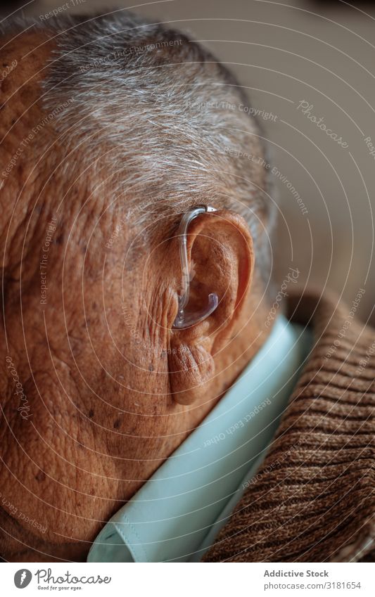 Detail eines Hörgerätes Gehörsinn Unterstützung Technik & Technologie alt Gerät taub Mann Ohr Nahaufnahme Detailaufnahme Mensch Fürsorge Medikament Instrument