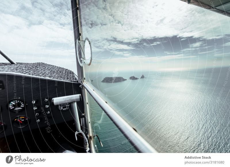 Flug über Inseln in der Mitte des Meeres Flugzeug Fluggerät Aussicht Fenster Sommer Natur blau Himmel Ferien & Urlaub & Reisen Landschaft Horizont Luft Fliege