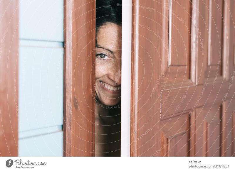 Lächelnde Frau, die zwischen offener Tür und Wand schaut. Lifestyle elegant Mensch feminin Junge Frau Jugendliche Erwachsene 1 30-45 Jahre Mode beobachten