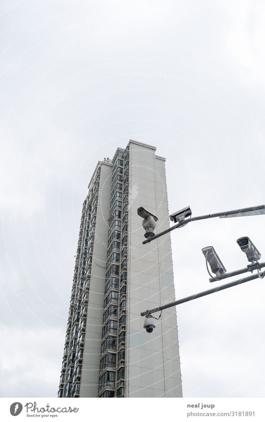 I spy -I- Videokamera Überwachungskamera Shanghai China Hochhaus beobachten Stadt grau Pünktlichkeit gewissenhaft Ehrlichkeit Sorge Angst Nervosität Misstrauen