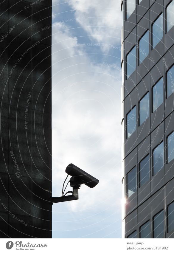 I spy -III- Videokamera Überwachungskamera Frankfurt am Main Hochhaus Bankgebäude Fassade beobachten Stadt blau grau Schutz Wachsamkeit Wahrheit Ehrlichkeit