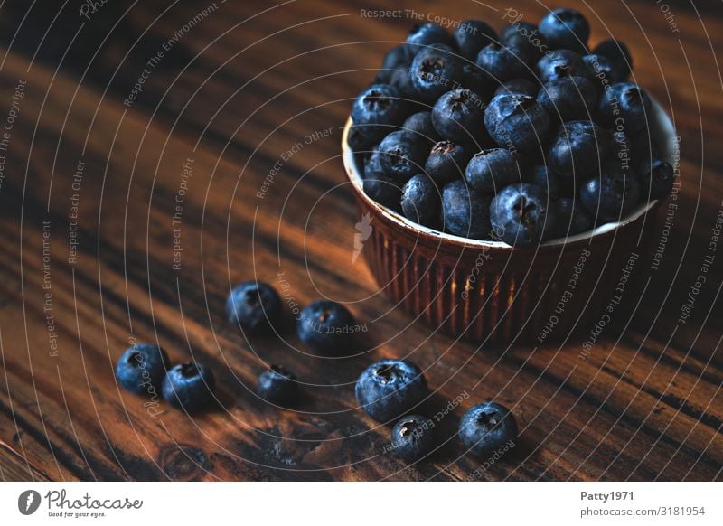 Blaubeeren in einer Schale auf Holzuntergrund Lebensmittel Frucht Ernährung Bioprodukte Vegetarische Ernährung Diät Schalen & Schüsseln frisch lecker saftig süß