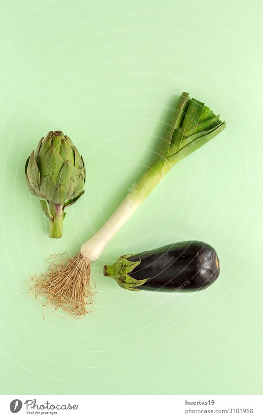 Komposition aus frischem Gemüse mit Knollen auf weißem Hintergrund Lebensmittel Ernährung Vegetarische Ernährung Diät Lifestyle Gesunde Ernährung natürlich grün