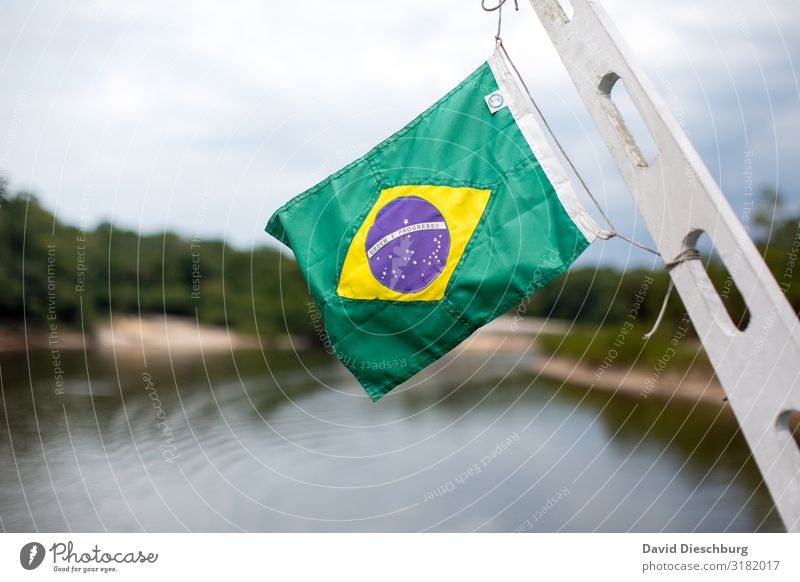 Auf dem Amazonas Ferien & Urlaub & Reisen Tourismus Abenteuer Sightseeing Expedition Natur Fluss Zeichen Schriftzeichen gelb grün Brasilien Fahne wehen Globus