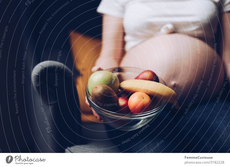 Nutrition during pregnancy - pregnant woman with fruit bowl feminin Frau Erwachsene 1 Mensch 18-30 Jahre Jugendliche 30-45 Jahre genießen Ernährung