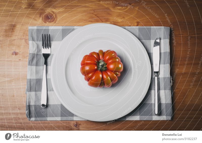 Rote Tomate auf weißem Teller Gemüse Ernährung Essen Mittagessen Abendessen Diät Gabel Tisch Küche Natur Holz füttern authentisch gut rot Italien diätetisch
